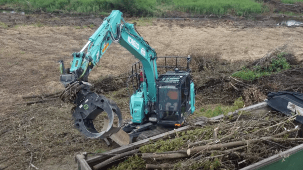 The Steelwrist tiltrotator with a multi grapple on a Kobelco SK135SR.