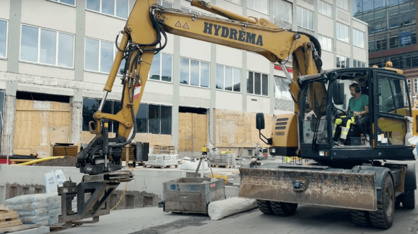 Michael operates his Hydrema MX16 with a Steelwrist tiltrotator