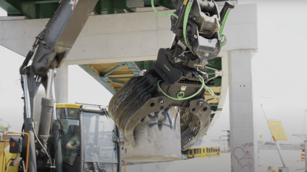 A picture of the Steelwrist tiltrotator with a grapple